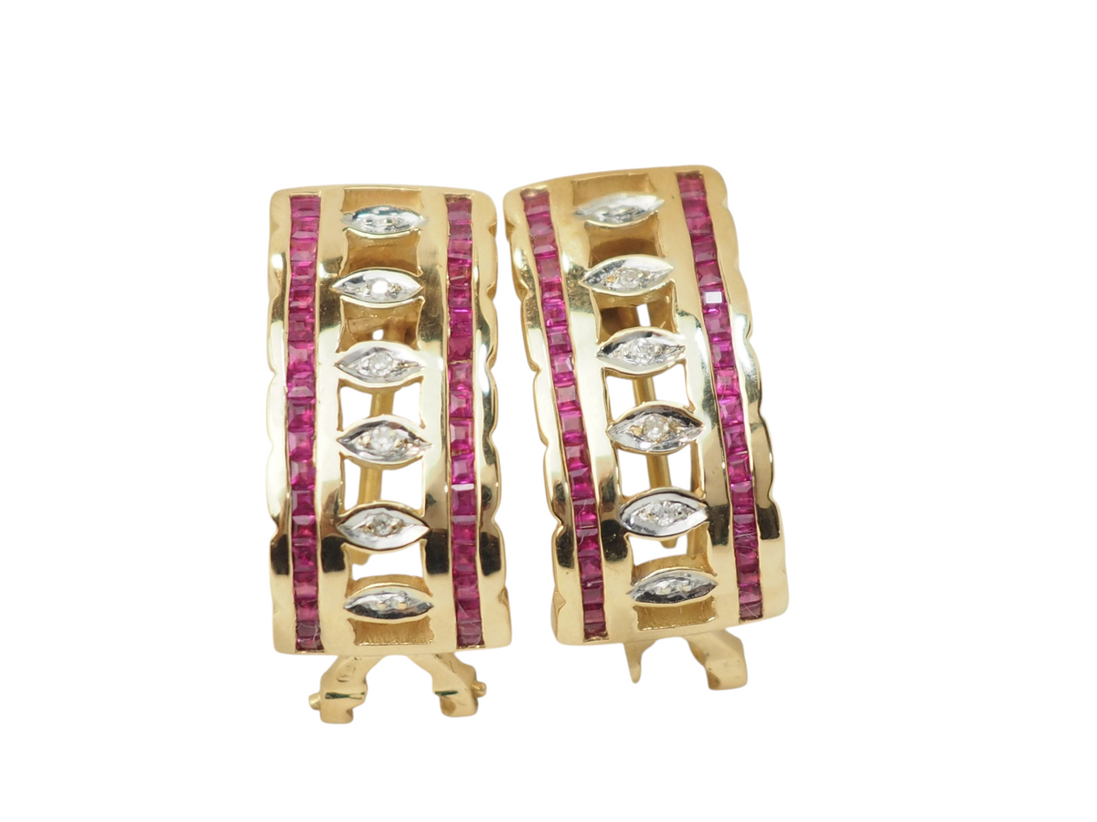 Boucles d'oreilles vintage L'Aurore en or jaune 18k, serties de rubis calibrés et de diamants taille marquise.