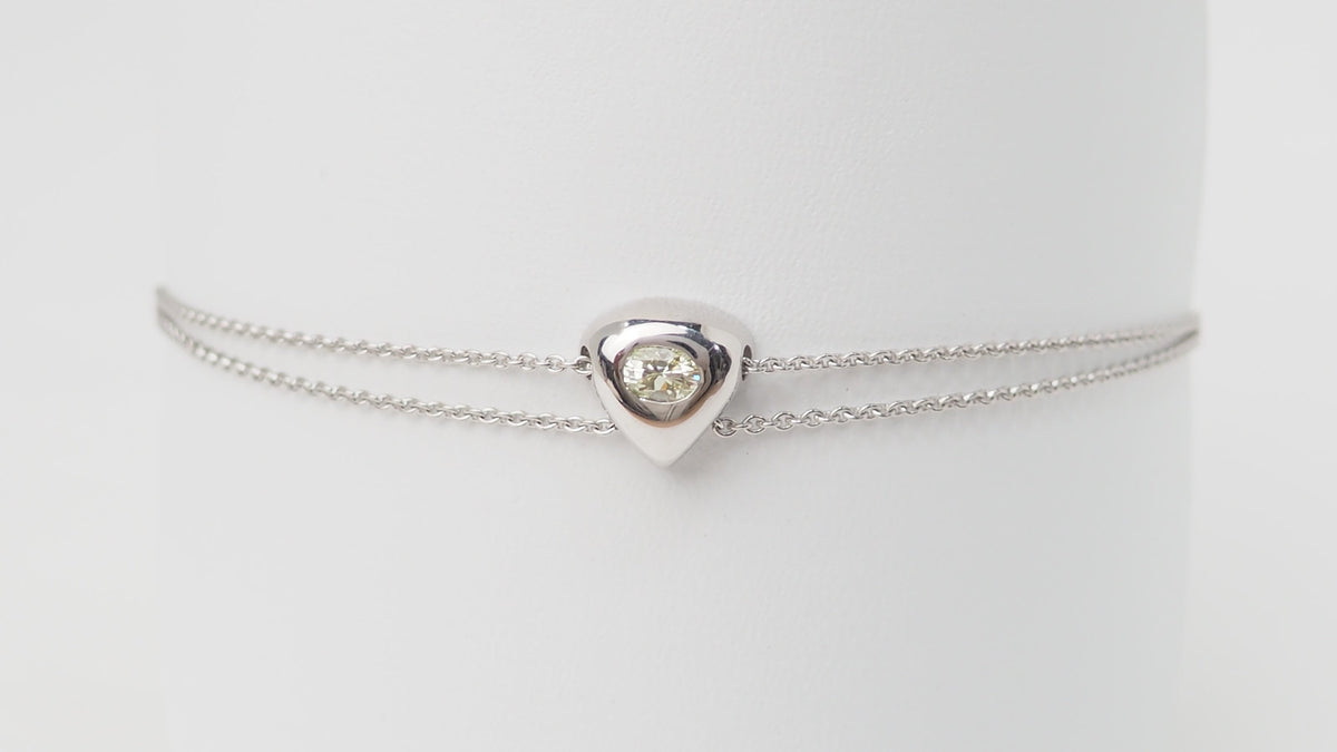 Bracelet L'Aurore en or blanc 18 carats avec motif cœur et diamant ovale central sur double chaîne fine