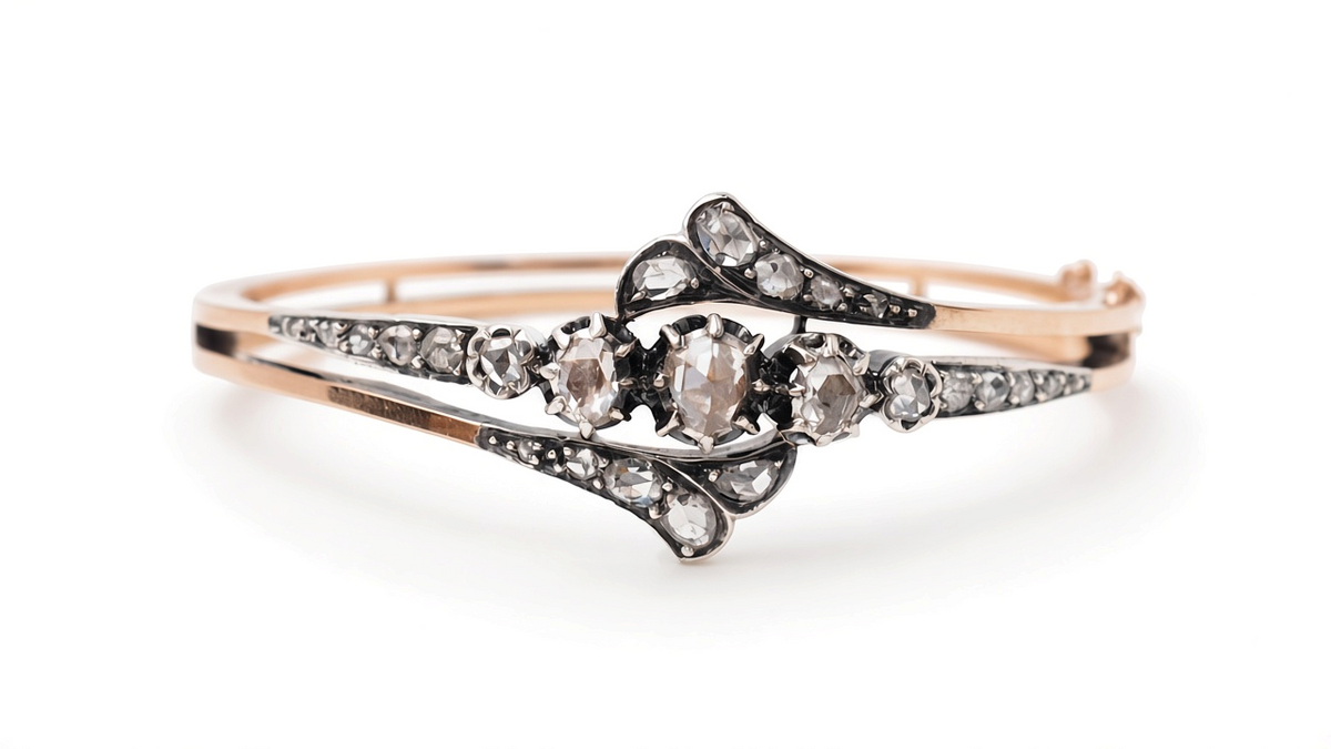 Bracelet ancien L'Aurore Napoléon III en or rose et argent serti de diamants taille rose sur fond blanc