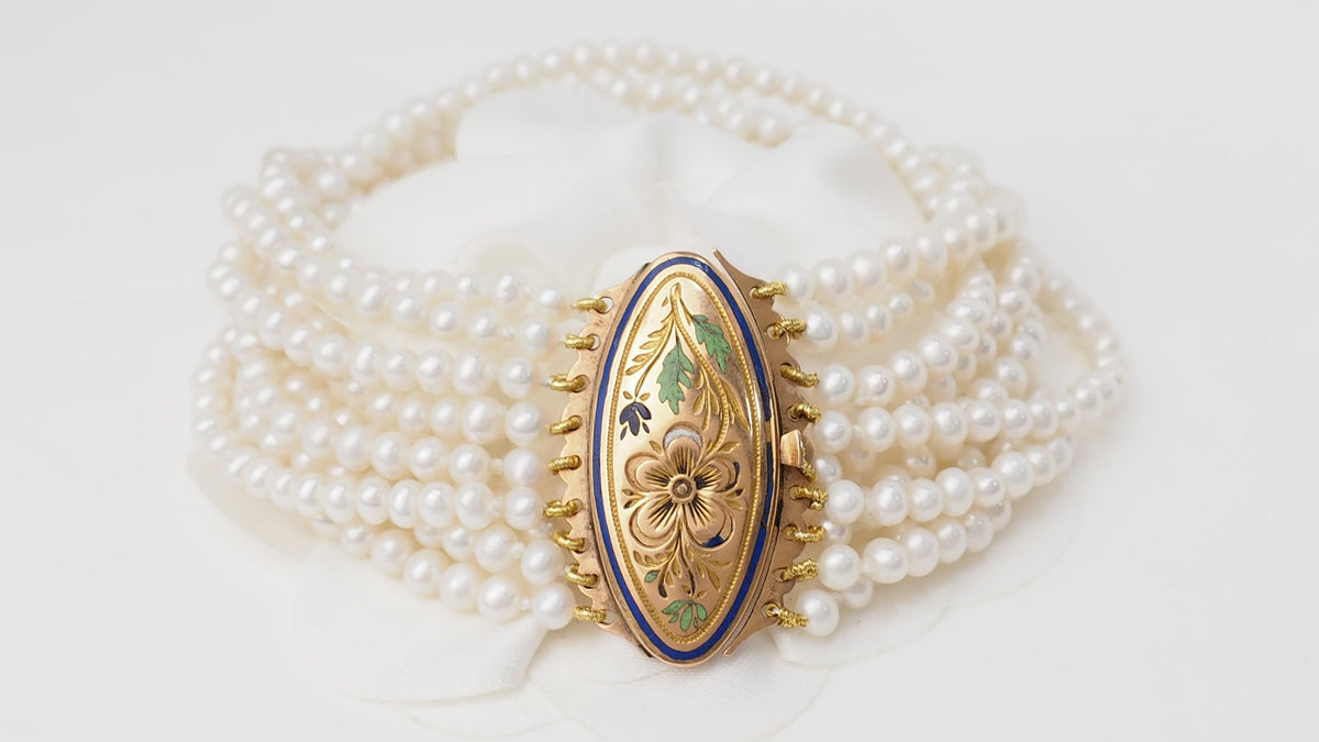 Bracelet ancien L'Aurore à 9 rangs de perles de culture avec fermoir ovale en or jaune, émail bleu et vert.