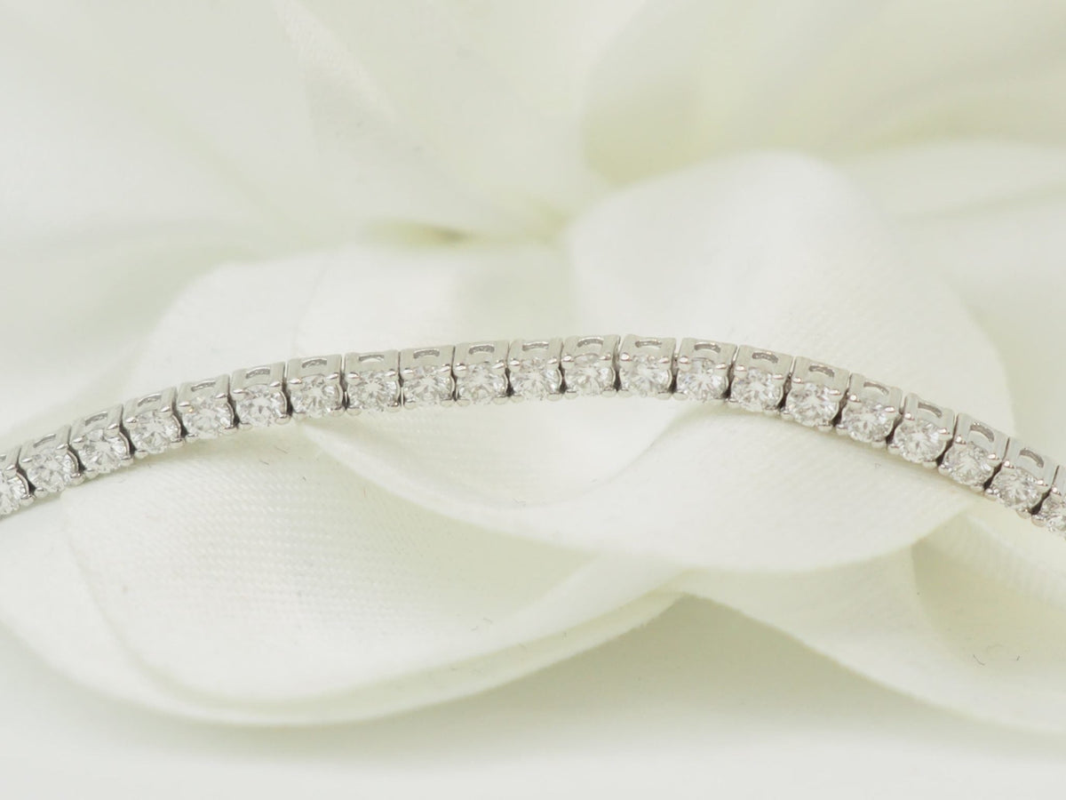 Bracelet rivière L'Aurore en or blanc 18 carats serti de diamants naturels de 1,84 carat sur fond de pétales blancs