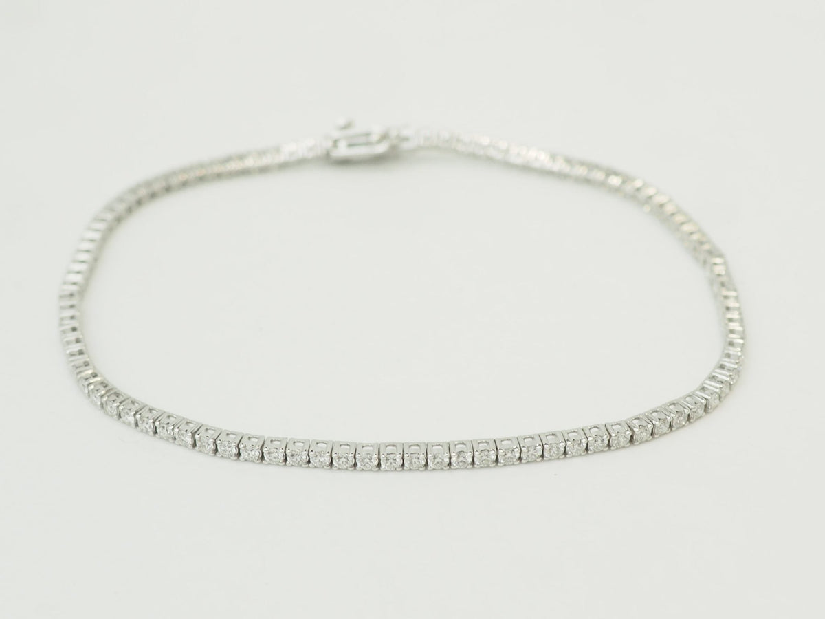 Bracelet rivière L'Aurore en or blanc 18 carats serti de diamants naturels de 1,84 carat sur fond blanc