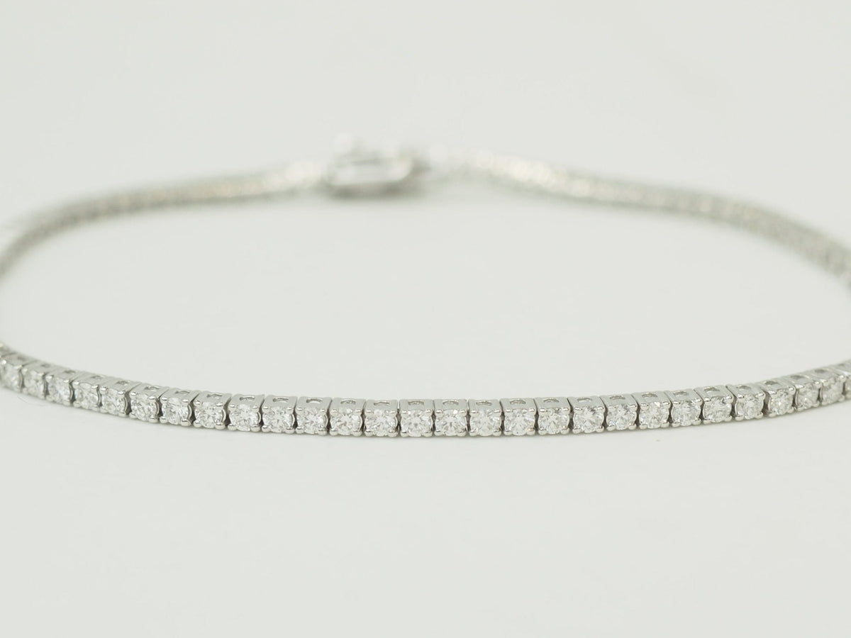 Bracelet rivière L'Aurore en or blanc 18 carats serti de diamants naturels de 1,84 carat, design élégant et raffiné.