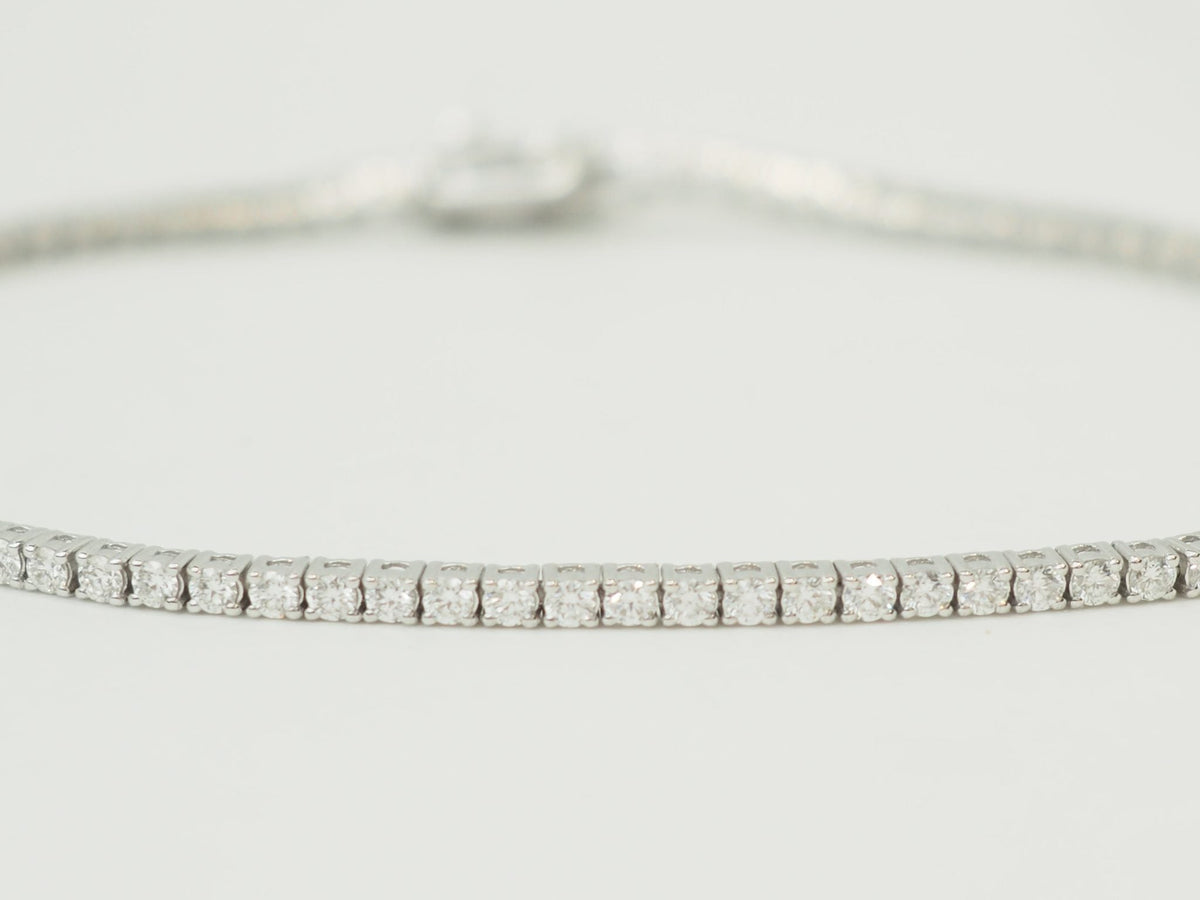 Bracelet rivière L'Aurore en or blanc 18 carats serti de diamants naturels de 1,84 carat sur fond clair