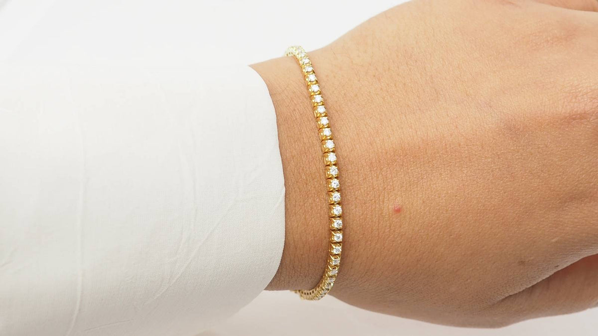 Bracelet rivière L'Aurore en or jaune 18 carats serti de 60 diamants taille brillant totalisant 1,50 carat au poignet