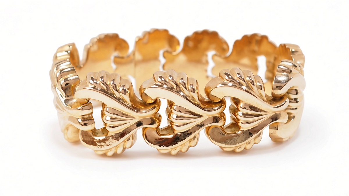 Bracelet Tank L'Aurore ancien des années 1940 en or jaune 18 carats avec maillons articulés sculptés et géométriques.