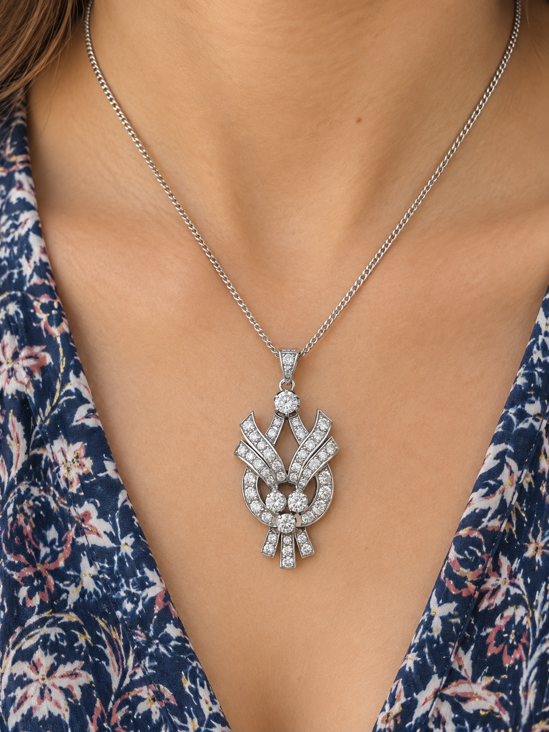 Collier L'Aurore ancien en platine avec pendentif orné de 3 carats de diamants brillants sur chaîne en or blanc