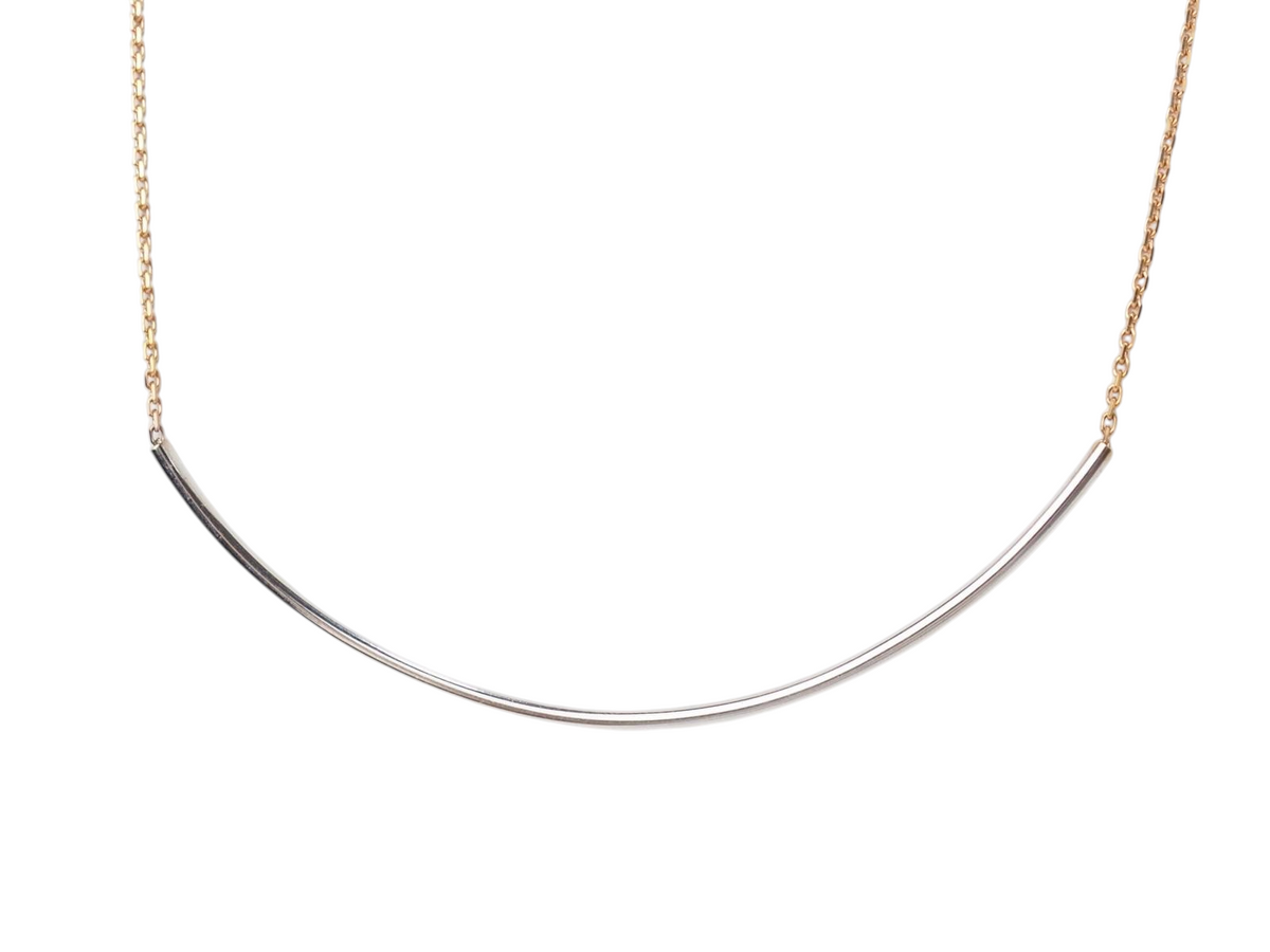 Collier L'Aurore arc bicolore en or blanc et or rose 18 carats avec fine chaîne maille forçat diamantée
