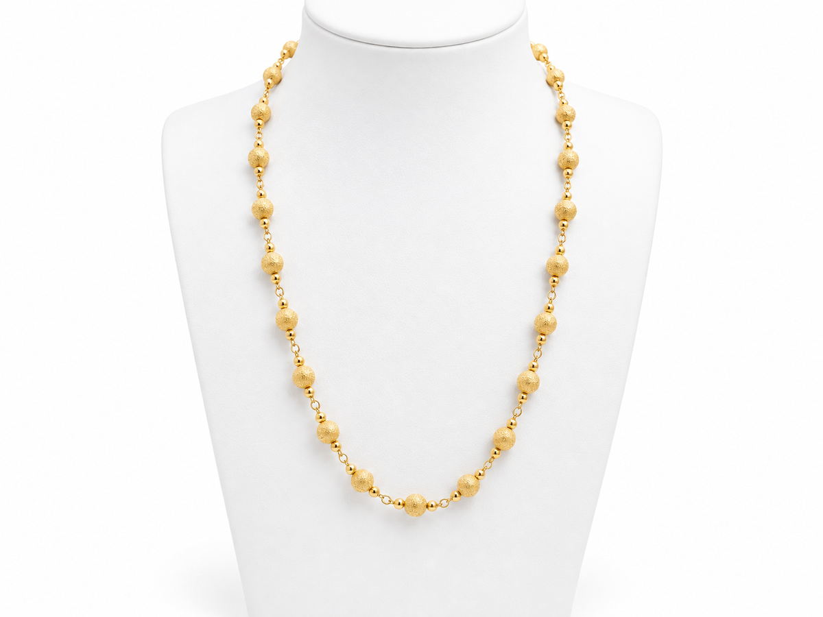 Collier L'Aurore en or jaune 18 carats composé de boules satinées texturées de 6 mm sur une chaîne fine