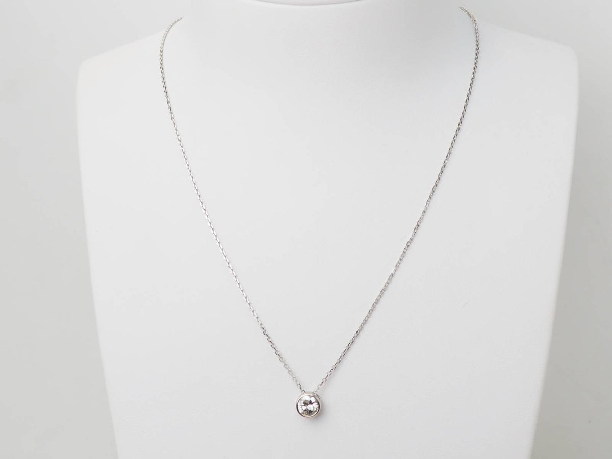 Collier solitaire L'Aurore en or blanc 18 carats avec un diamant taille brillant de 0.77ct sur chaîne maille forçat