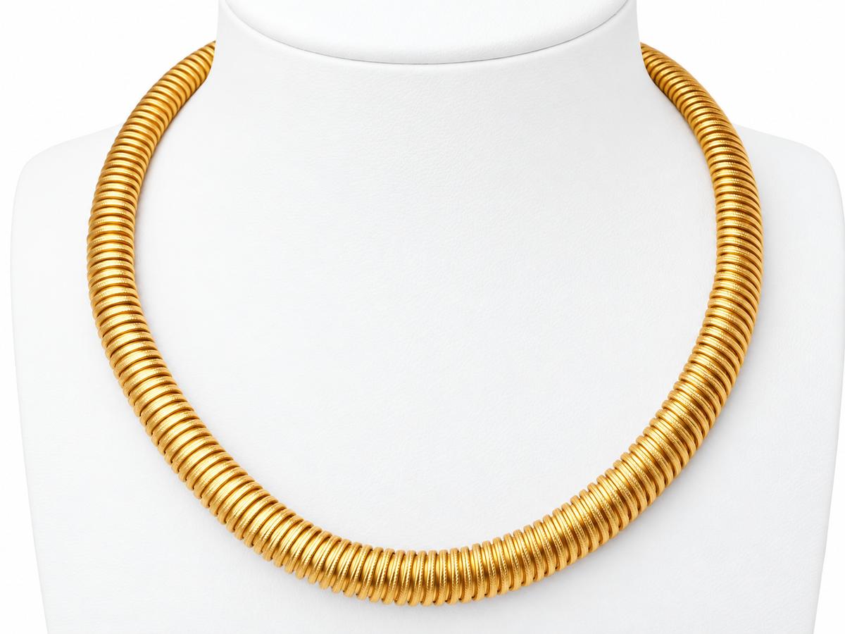 Collier tubogas L'Aurore vintage en or jaune 18 carats à maille souple et articulée sur buste blanc