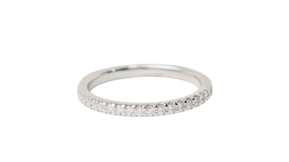 Demi-alliance L'Aurore en or blanc 18 carats sertie de diamants 0,25 carat en serti griffes