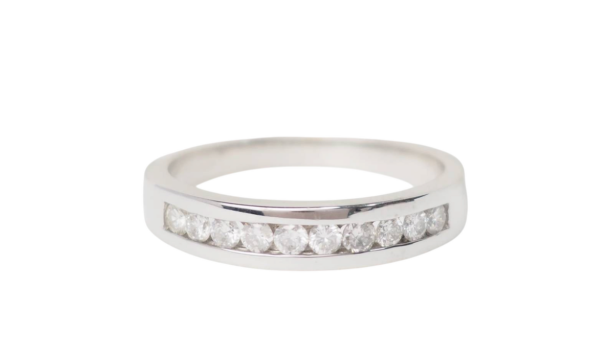 Demi-alliance L'Aurore en or blanc 18 carats sertie de diamants 0,25 carat en serti rail