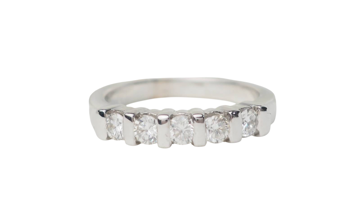 Demi-alliance L'Aurore en or blanc 18 carats sertie de cinq diamants ronds totalisant 0,60 carat