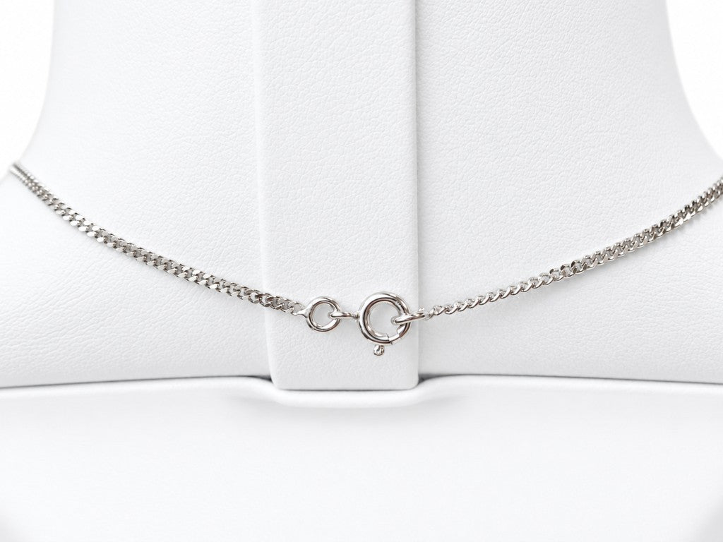 Fermoir à ressort argenté sur une chaîne fine du collier L&