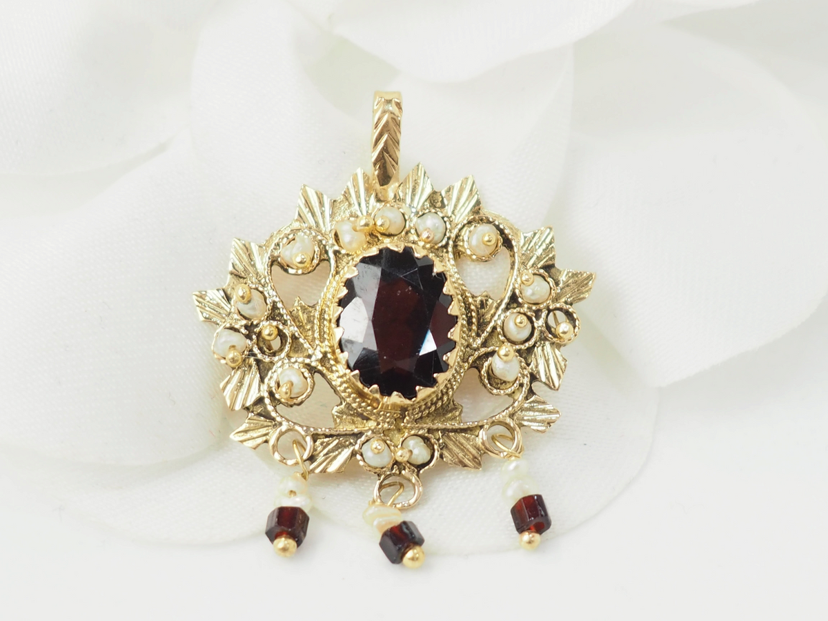 Pendentif ancien L'Aurore en or jaune 18k, grenat ovale et perles fines, style victorien Napoléon III avec pampilles.