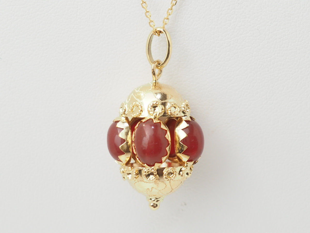 Pendentif breloque vintage L'Aurore en or jaune 18 carats orné de cinq cornalines rouges
