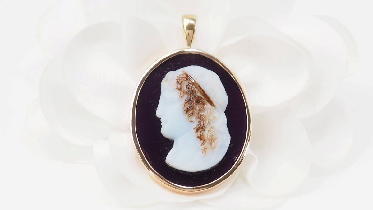 Pendentif camée vintage L'Aurore en or jaune 14kt avec profil sculpté sur agate noire ovale