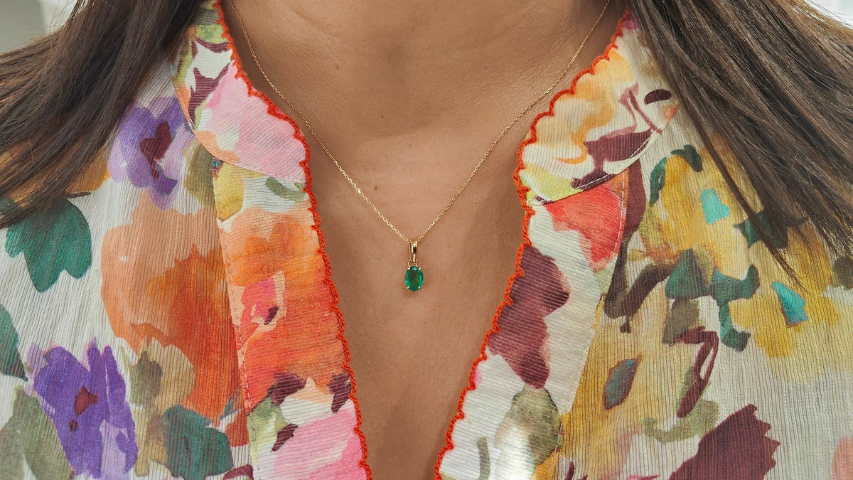 Pendentif L'Aurore en or jaune 18 carats avec une émeraude naturelle ovale de 0,65 carat porté au cou