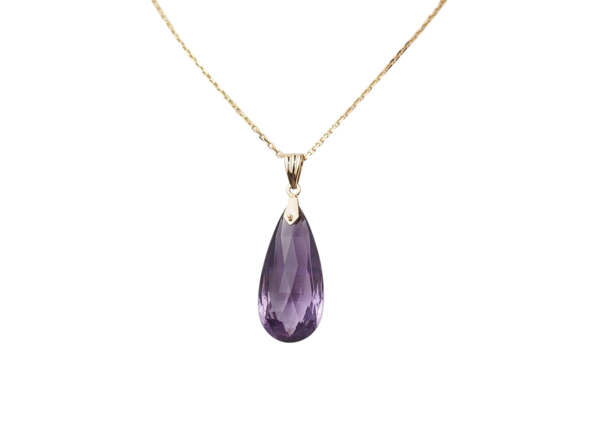 Pendentif L'Aurore en or jaune 18 carats orné d'une améthyste naturelle taillée en briolette en forme de goutte