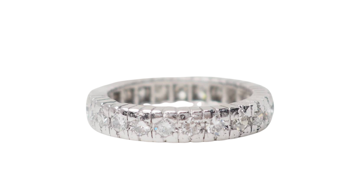Alliance américaine L'Aurore en platine sertie de diamants 0.92ct, bague tour complet élégante et brillante.