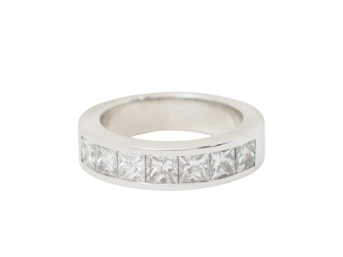 Demi-alliance L'Aurore en or blanc 18k sertie de diamants taille princesse de 1,50ct sur un anneau large et poli.