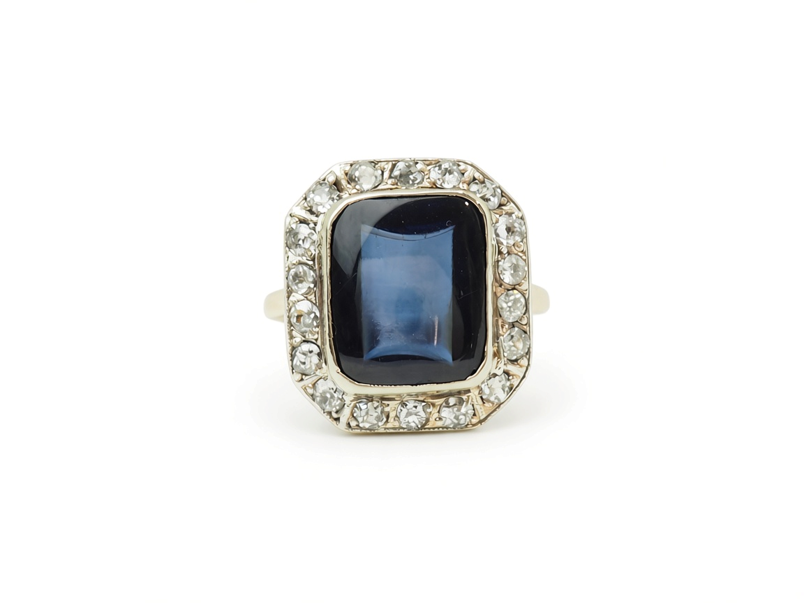 Bague ancienne Art Nouveau L'Aurore en or jaune et argent avec saphir Verneuil rectangulaire et entourage de diamants