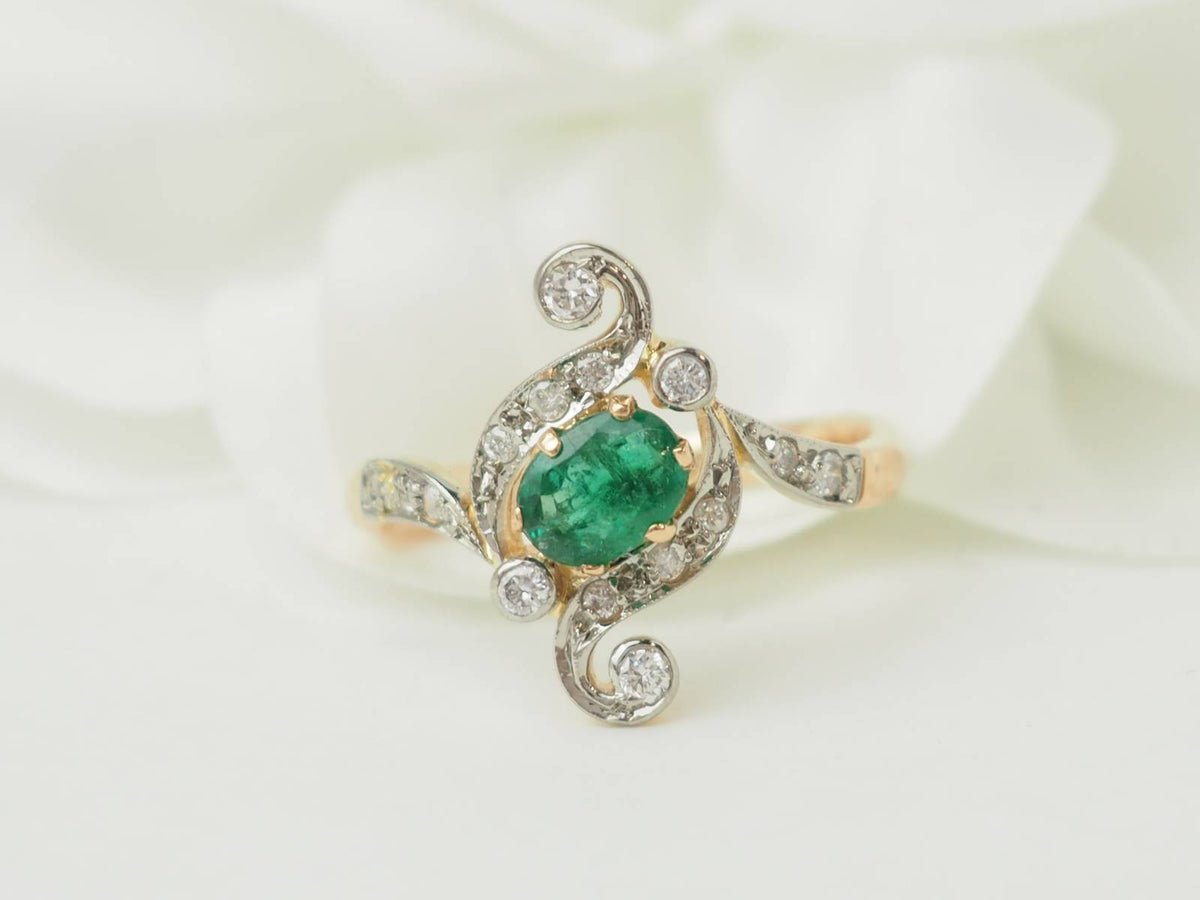 Bague Art Nouveau L'Aurore en or jaune 18k avec émeraude ovale de 0,60 ct et diamants taille ancienne