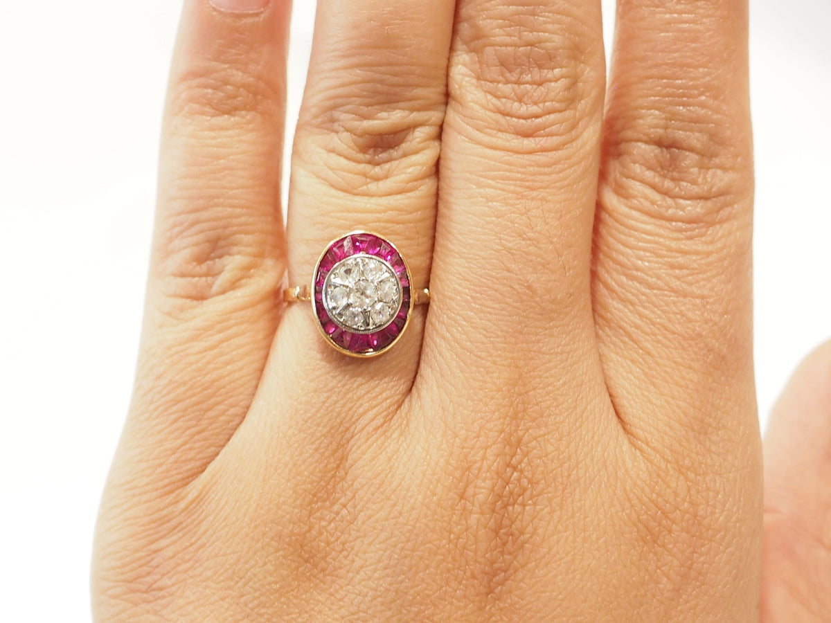 Bague ancienne Art Nouveau L'Aurore en or jaune et platine, ornée de rubis calibrés et diamants taille rose au doigt