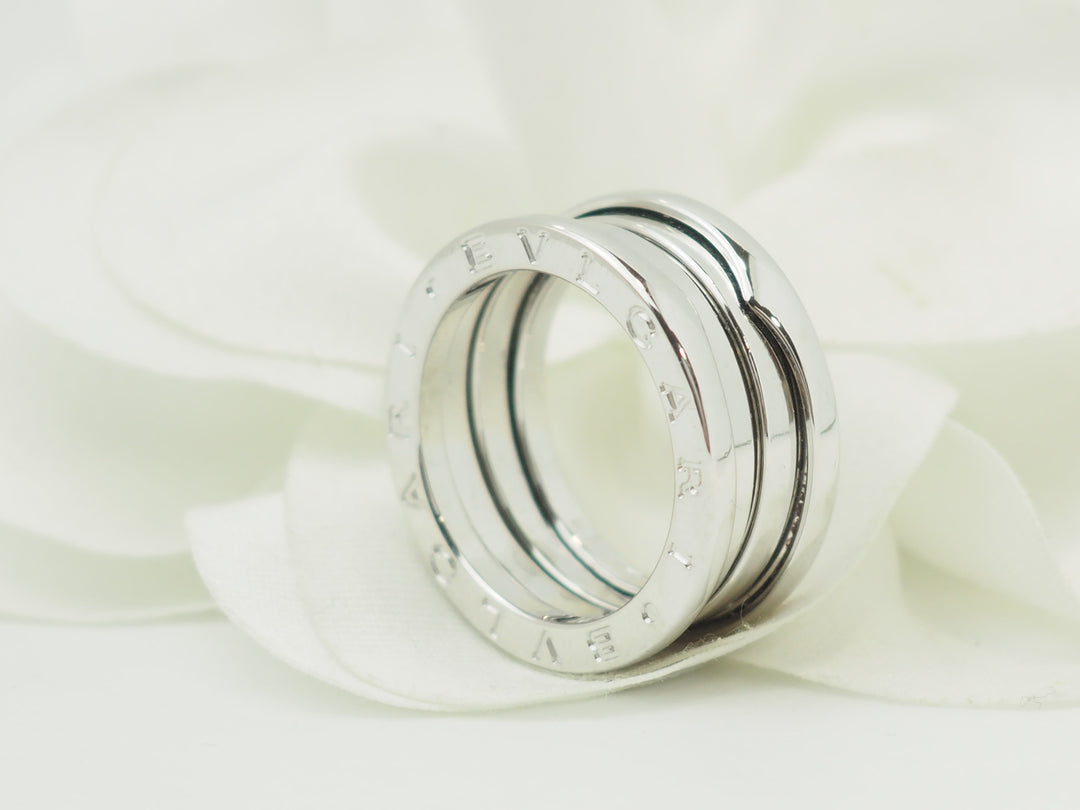 Bague Bvlgari B.ZERO1 en or blanc 18 carats, 8 mm de largeur, avec signature gravée, chez L&