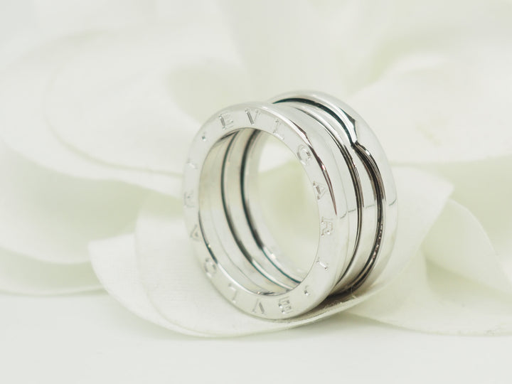 Bague Bvlgari B.ZERO1 en or blanc 18 carats, 8 mm de largeur, avec signature gravée, chez L&