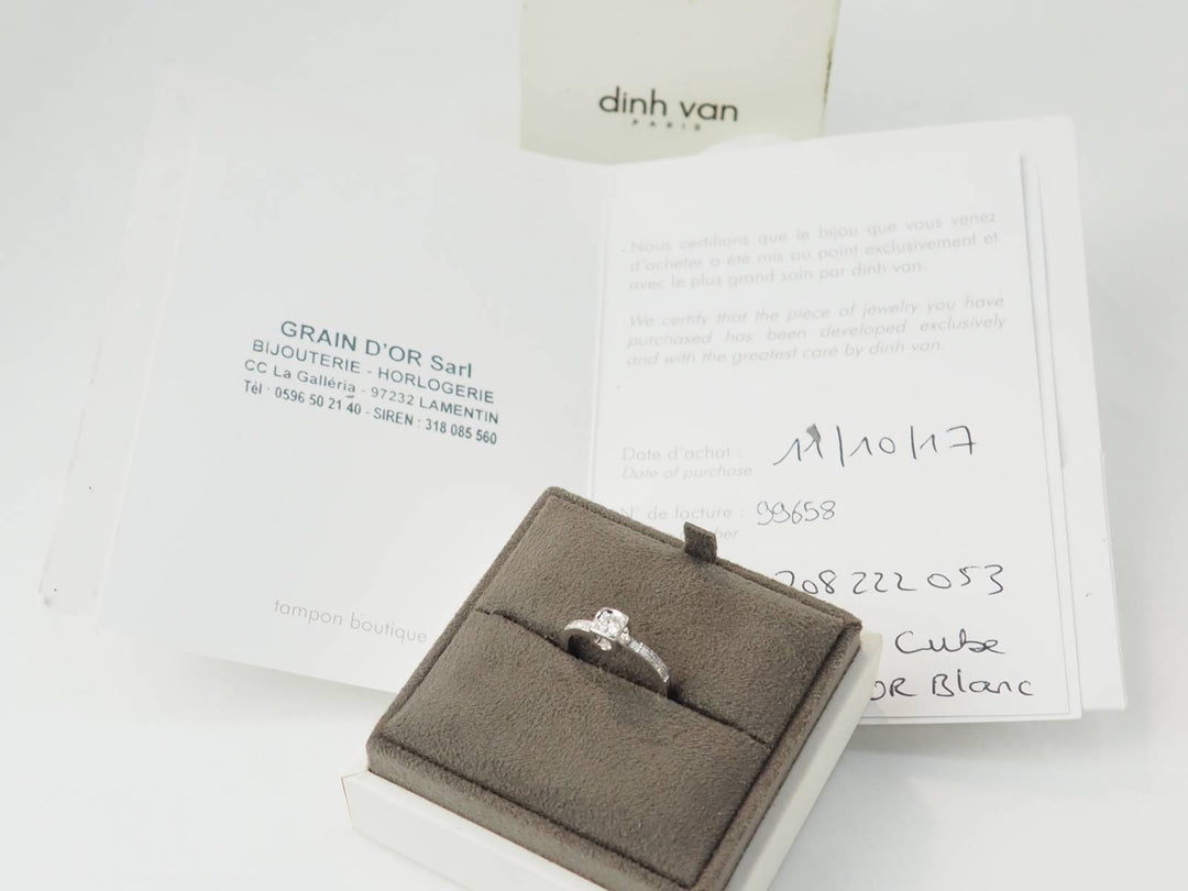 Bague Dinh Van Cube en or blanc avec diamant central et pavage, présentée dans son écrin avec certificat L&