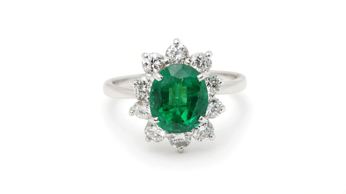 Bague entourage L'Aurore en or blanc avec émeraude ovale de Zambie 2,17 ct et diamants taille brillant