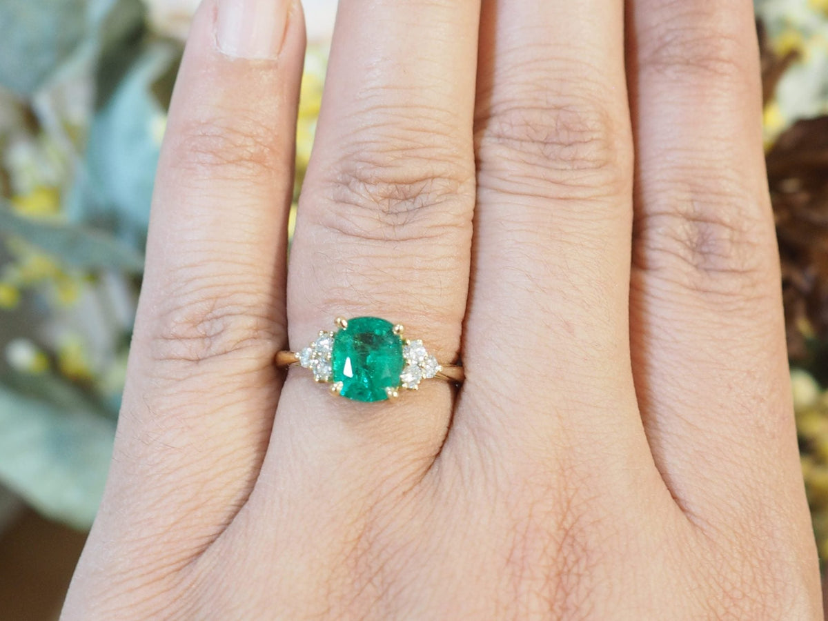Bague L'Aurore en or jaune 18kt avec émeraude naturelle du Brésil de 2 carats et diamants taille brillant