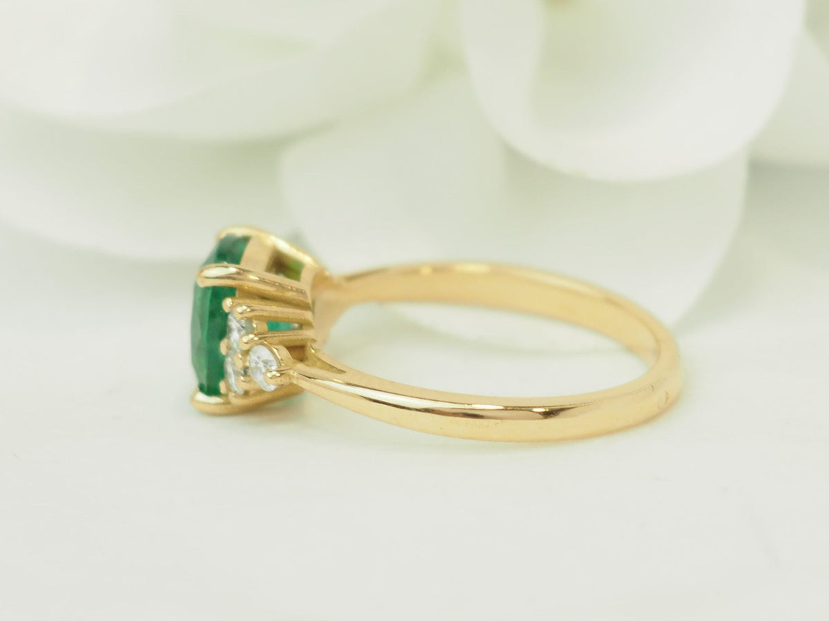 Bague L'Aurore en or jaune 18kt avec émeraude naturelle de 2 carats et diamants taille brillant, vue de profil.