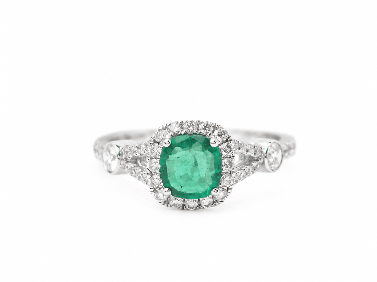 Bague entourage L'Aurore en or blanc 18 carats avec émeraude de Zambie centrale et halo de diamants taille brillant