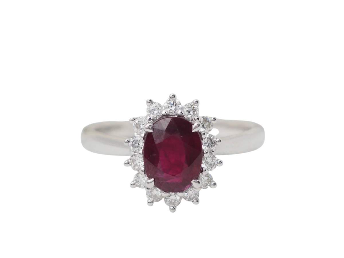 Bague entourage L'Aurore en or blanc avec rubis ovale 0.95ct et diamants étincelants