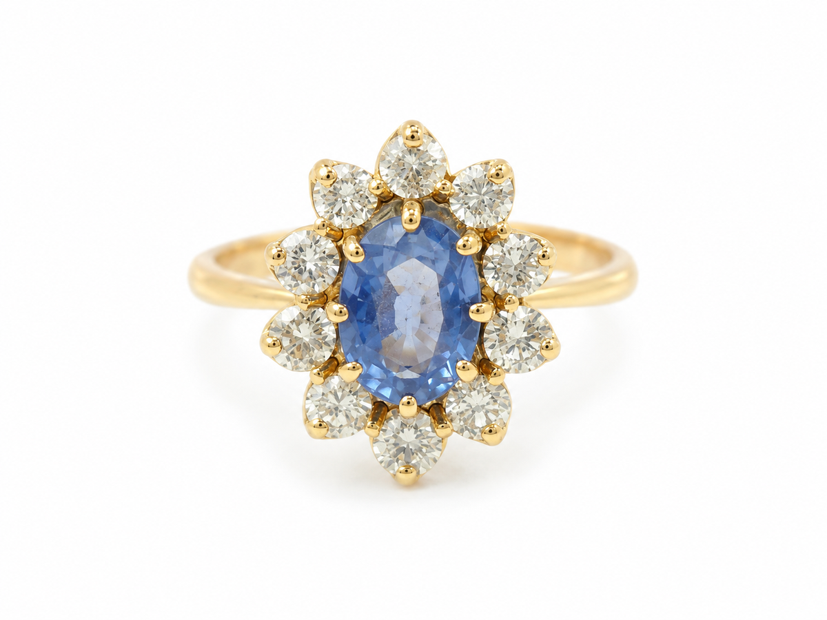 Bague entourage L'Aurore en or jaune 18 carats avec saphir de Ceylan ovale et diamants taille brillant