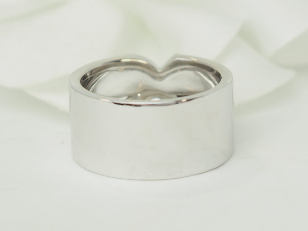 Bague vintage Fred Fredkiss en or blanc 18 carats au design architectural large, proposée par L&