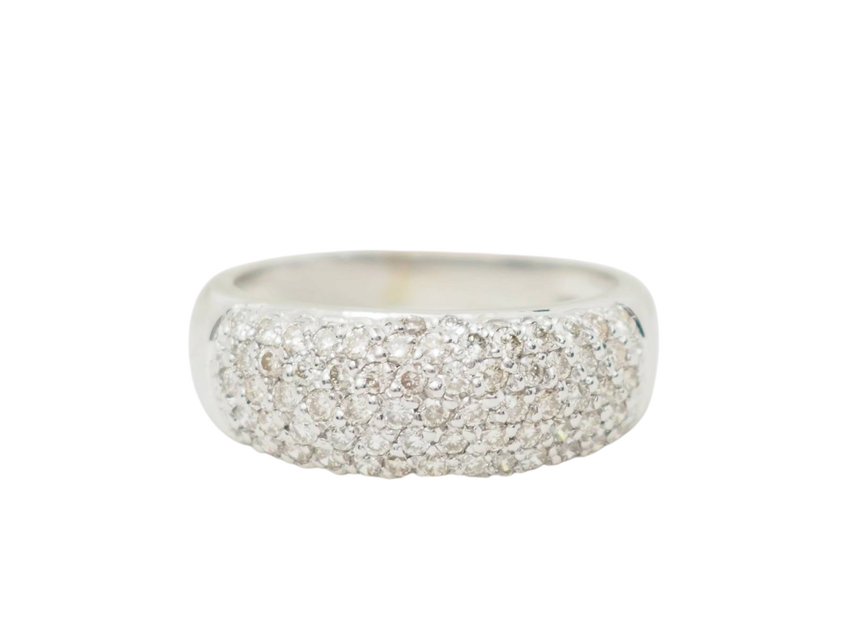Bague jonc L'Aurore en or blanc 18 carats pavée de diamants taille brillant sur fond blanc