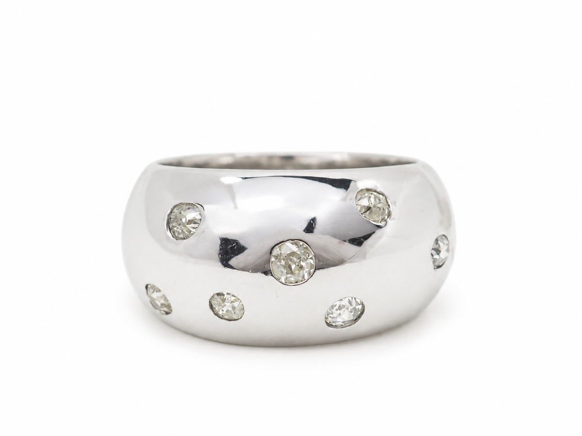 Bague jonc large vintage L'Aurore en or blanc 18k sertie de diamants taille ancienne totalisant 0,40 carat.