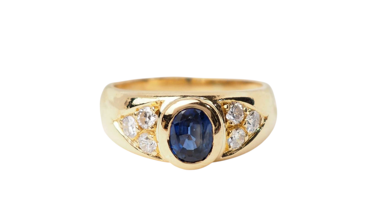 Bague jonc L'Aurore en or jaune 18k avec spinelle bleu ovale en serti clos et diamants taille brillant sur les côtés