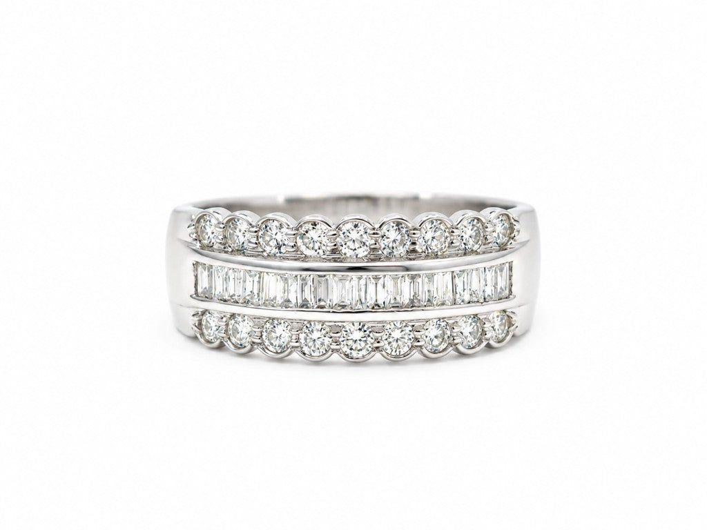 Bague large L'Aurore en métal précieux avec rangée centrale de diamants baguette et deux rangées de diamants brillants