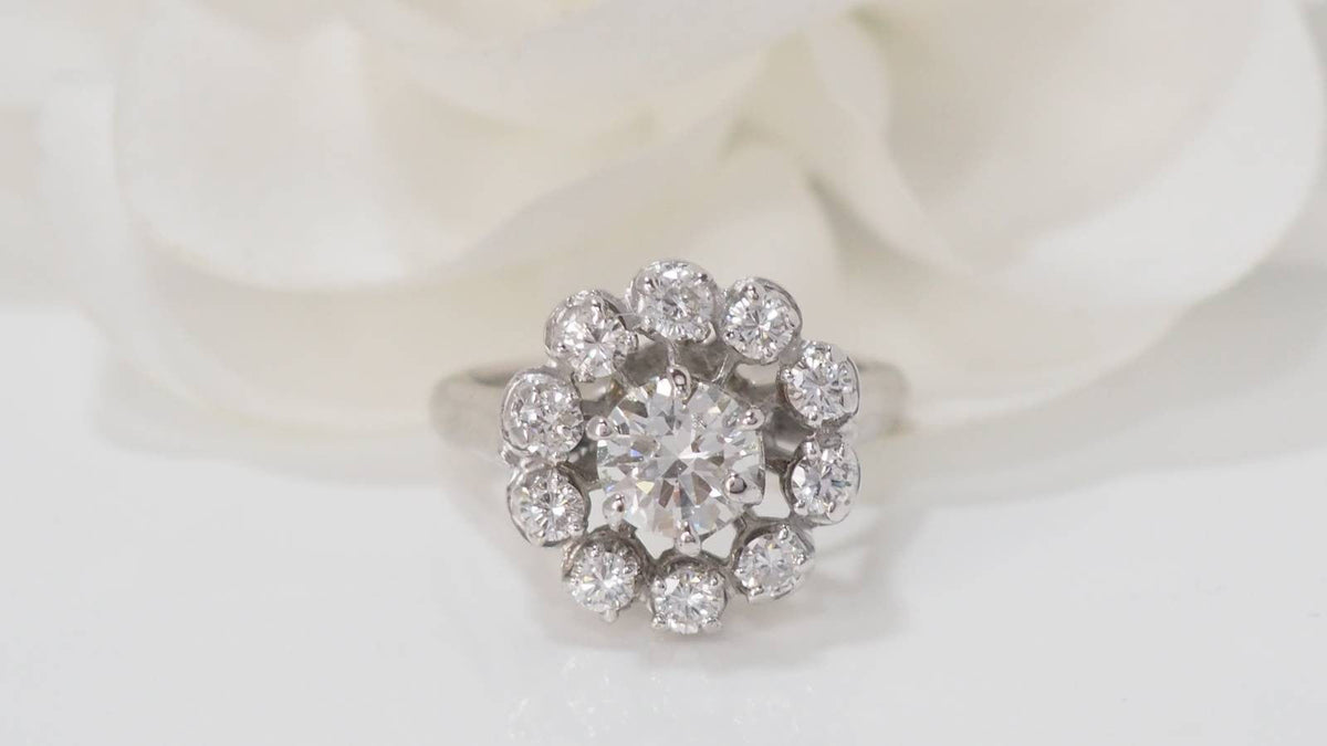 Bague marguerite vintage L'Aurore en or blanc 18 carats sertie d'un diamant central entouré de diamants brillants
