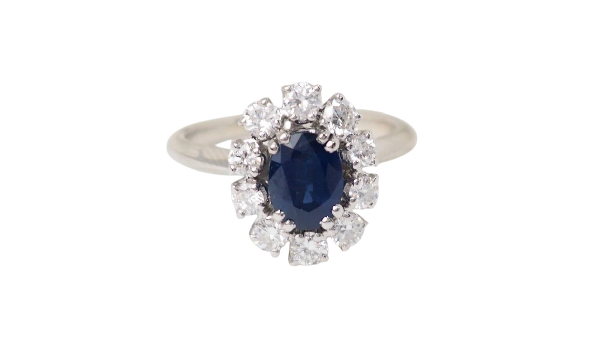 Bague marguerite L'Aurore en or blanc 18k avec saphir ovale central entouré de diamants taille brillant