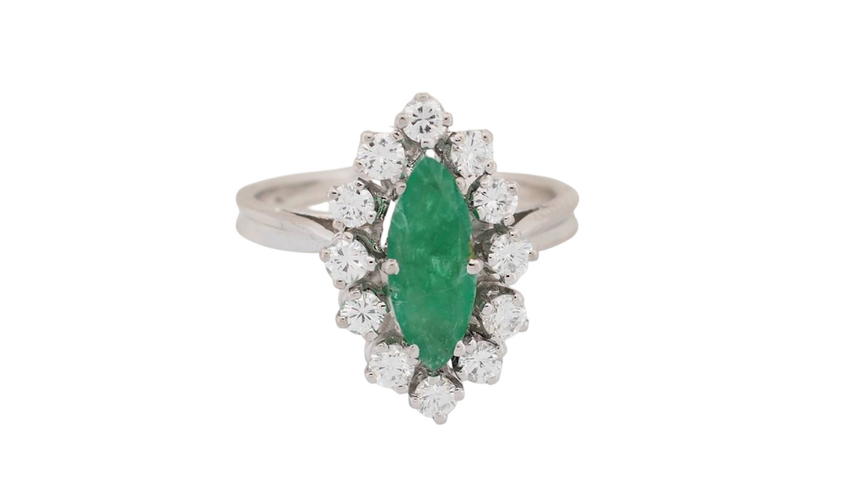 Bague marquise L'Aurore en or blanc avec émeraude taille navette centrale entourée de diamants brillants