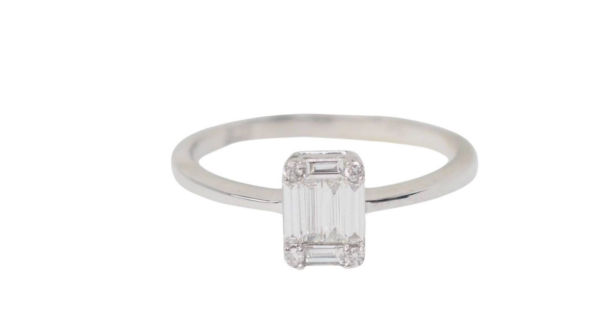 Bague solitaire L'Aurore en or blanc 18 carats sertie de diamants taille baguette et brillants