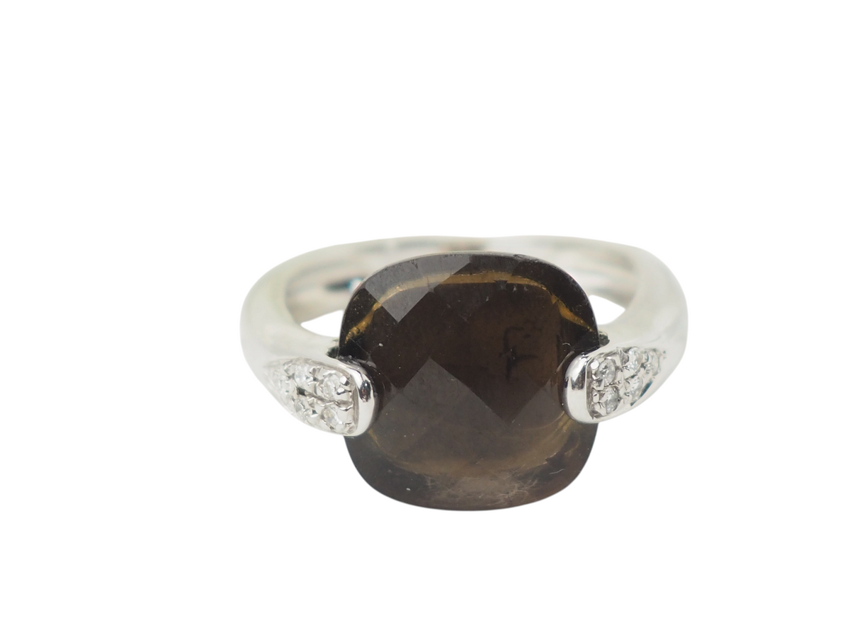Bague L'Aurore en or blanc 18 carats avec quartz fumé taille coussin et diamants scintillants sur l'anneau