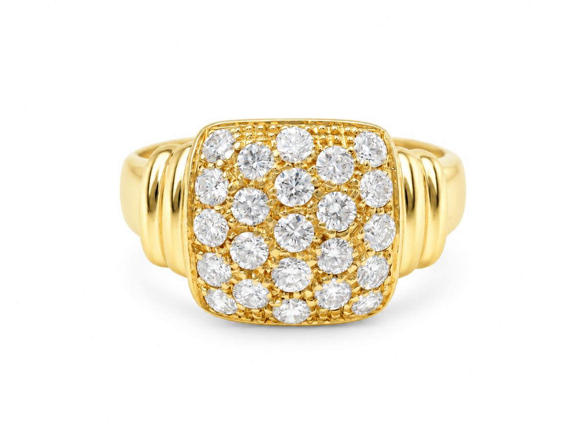 Bague vintage L'Aurore en or jaune 18k avec pavage de diamants 0,90ct sur plateau carré bombé