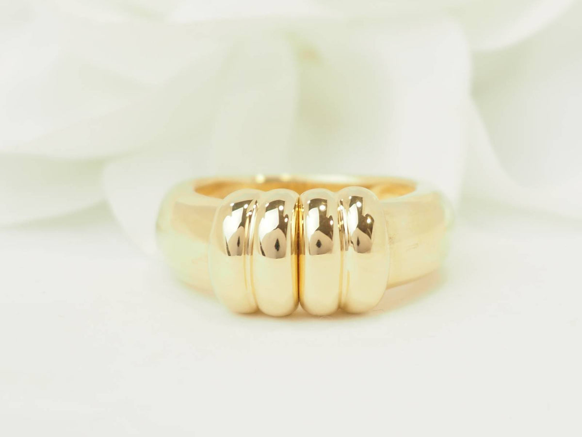 Bague vintage L'Aurore en or jaune 18 carats avec diamants et dessus coulissant sur fond blanc